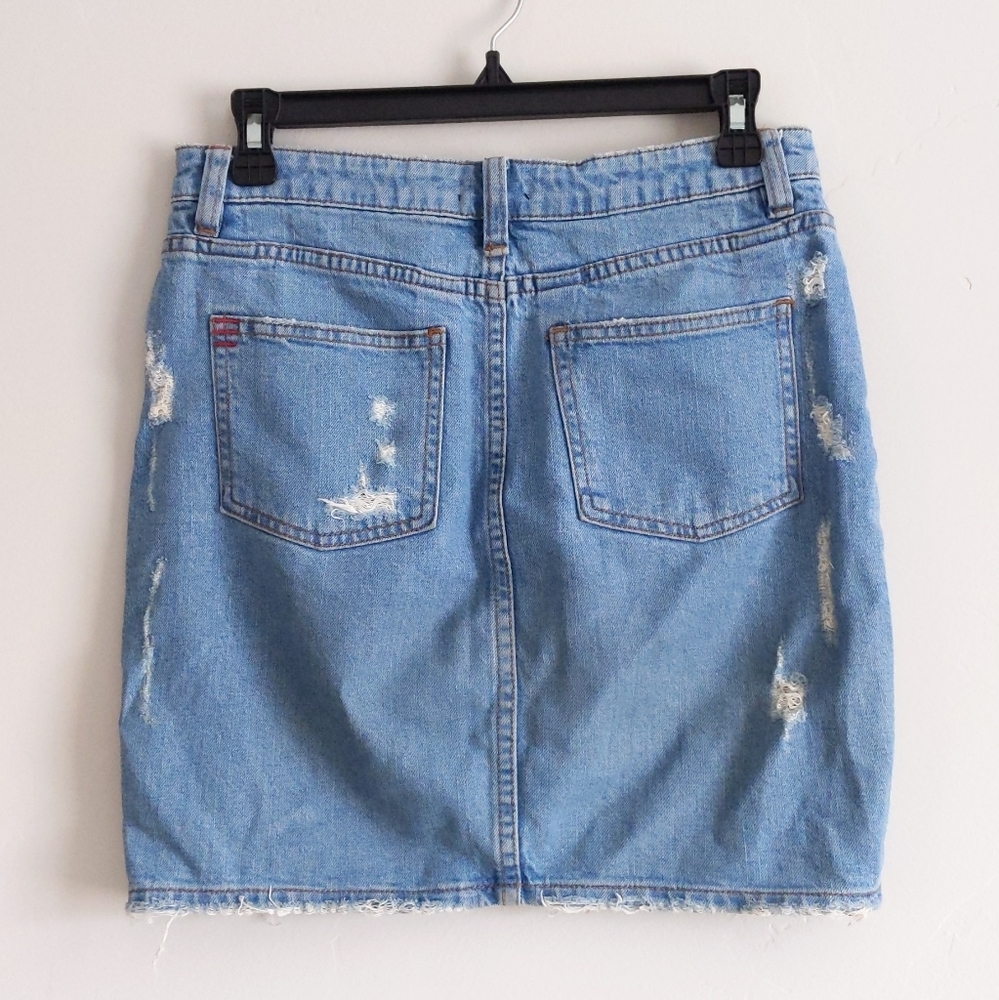 🌿 DISTRESSED DENIM SKIRT🌿 - Picture 2 of 5